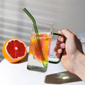 01 tasse avec paille en verre