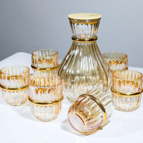 Ensemble carafe en verre avec couvercle et de six verres dorées