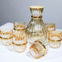 Ensemble carafe en verre avec couvercle et de six verres dorées