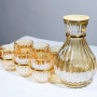 Ensemble carafe en verre avec couvercle et de six verres dorées