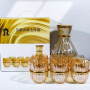 Ensemble carafe en verre avec couvercle et de six verres dorées